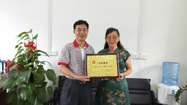 1532055841629468.jpg 林宇为爱爱视频
法学系教工党支部授牌.JPG